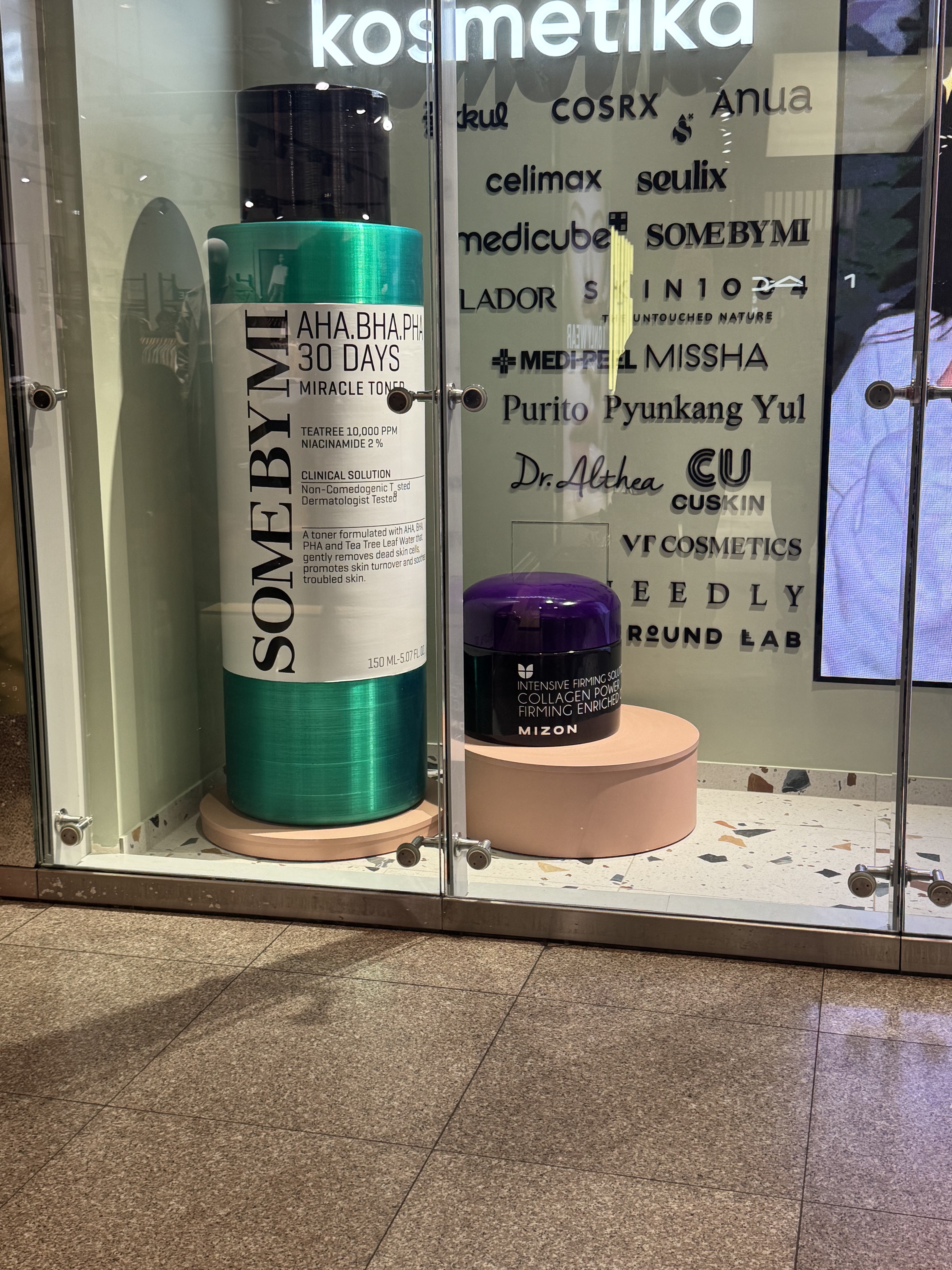 Giant 3D-printed product mockup