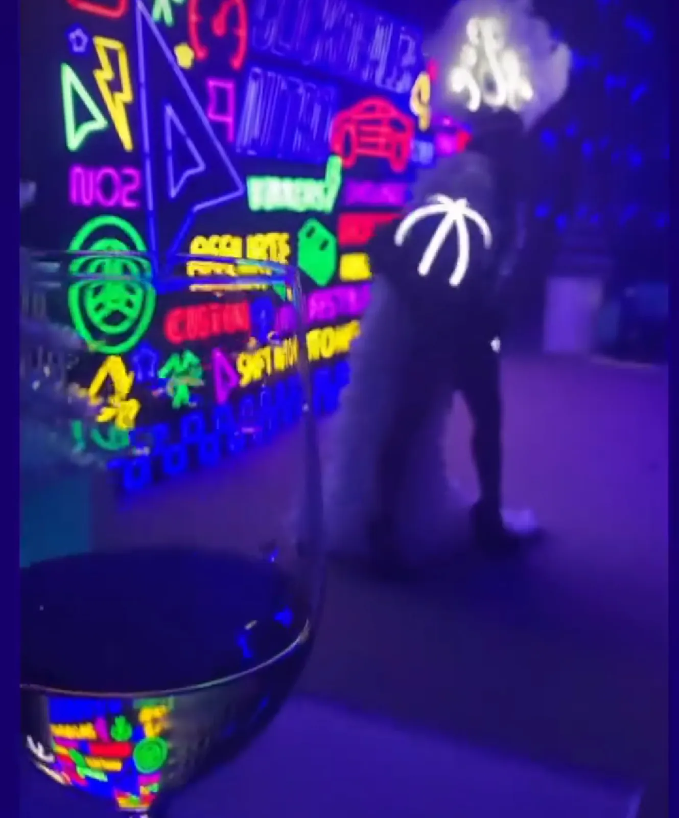Clickdealer 5 x 3 m neon wall — custom project built by SLY Production, photo 4